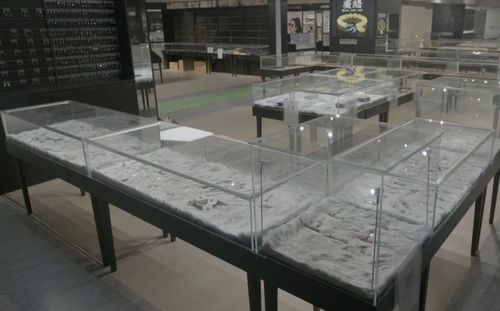 薇婭公司倉庫曝光 零食日用品首飾琳瑯滿目，規(guī)?？氨壬虉? class=